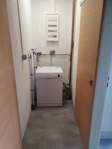 baño pequeño con lavadora y secadora en Camping Panorama, en Bourscheid