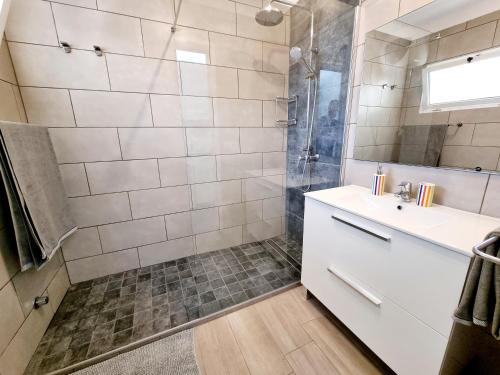 y baño con ducha, lavabo y espejo. en Apartamento Giovanni 09 Playa Roca, en Costa Teguise