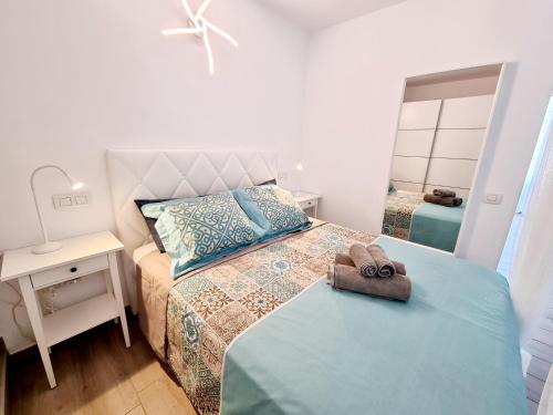 1 dormitorio con 2 camas, mesita de noche y 1 cama con pareja en Apartamento Norma 8 Playa Roca en Costa Teguise