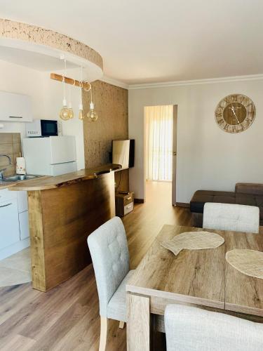 un salon avec une table et une cuisine dans l'établissement Superbe 2 pièces à 50 m de la Promenade des Anglais, à Nice