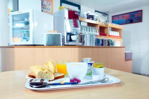 Opções de café da manhã disponíveis para hóspedes em Premiere Classe Roanne Perreux