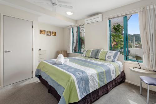 a bedroom with a bed and a window at Parkhill Accommodation in Whangarei