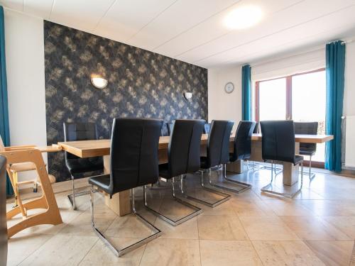 una sala de conferencias con una mesa larga y sillas en Spacious holiday home in the Ardennes with sauna en Nieder-Emmels