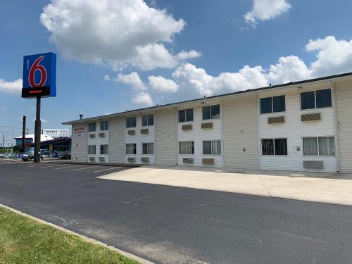 an empty parking lot in front of a building at Motel 6-Fort Wayne, IN in Fort Wayne