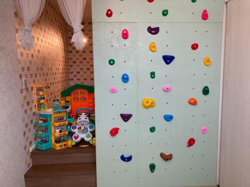a climbing wall in a room with a toy at HOKOHOUSE - Vacation STAY 26880v in Yaka