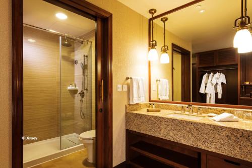 e bagno con servizi igienici, lavandino e doccia. di Disney Explorers Lodge a Hong Kong