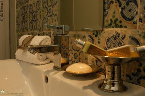 bagno con lavandino e specchio di La Chambre Verte a Sidi Bou Saïd