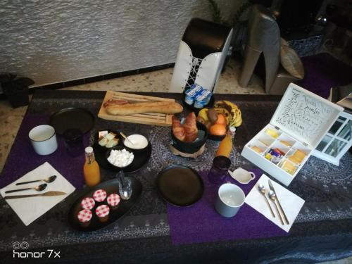 Uchaudにあるvilla collections Vergèzeのテーブル(上に食べ物と飲み物付)