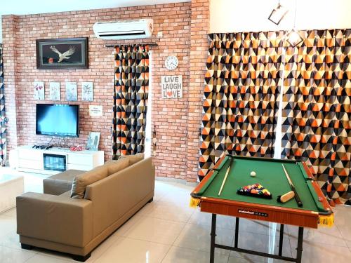 Bàn bi-da tại Sitiawan Paradise Teluk Batik Karaoke Snooker BBQ 15Pax