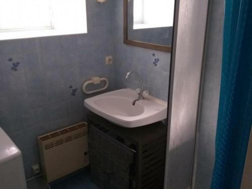 La salle de bains est pourvue d'un lavabo blanc et d'un miroir. dans l'établissement Gîte Saint-Jean-Saint-Germain, 4 pièces, 6 personnes - FR-1-381-52, à Saint-Jean-Saint-Germain