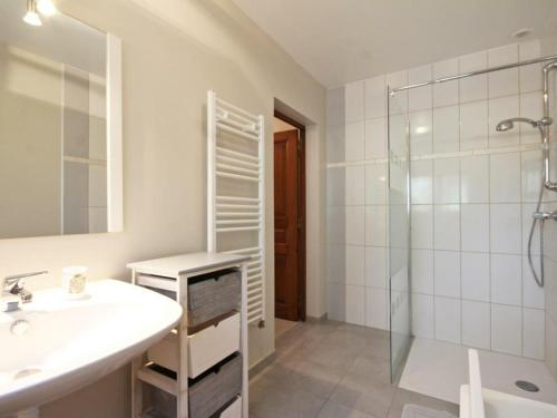Kúpeľňa v ubytovaní Gîte Rouperroux, 3 pièces, 4 personnes - FR-1-497-16