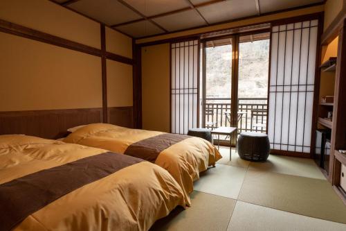 Giường trong phòng chung tại Shima Onsen Kashiwaya Ryokan