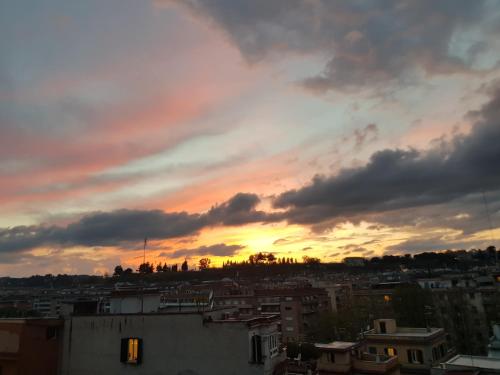 a view of a sunset from a city at Domus Getsemani in Rome