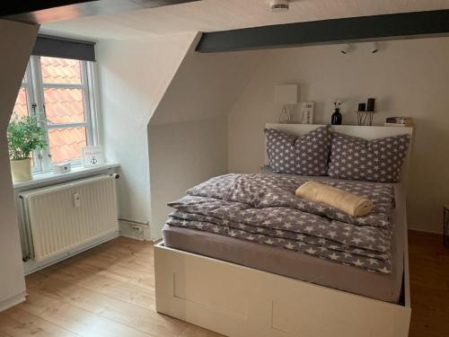 - une chambre avec un grand lit dans l'établissement Sternkoje, à Flensbourg