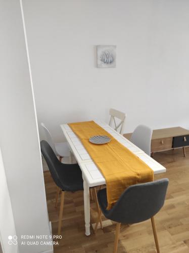une salle à manger avec une table et des chaises dans l'établissement Appartement vacances Marseille, à Marseille