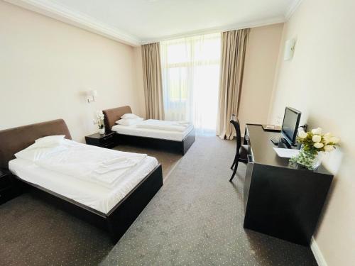 Postel nebo postele na pokoji v ubytování HOTEL OPAL Zalau