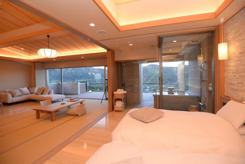 箱根的住宿－Gen Hakone Gora，一间卧室设有一张床和一间客厅。
