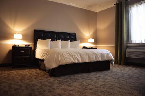 Tempat tidur dalam kamar di Belvedere Inn Schenectady - Albany
