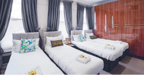 Postel nebo postele na pokoji v ubytování The Gillygate Gathering - City Centre - Sleeps Up To 18