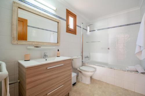 Ένα μπάνιο στο Apartamentos Karin 1ºc