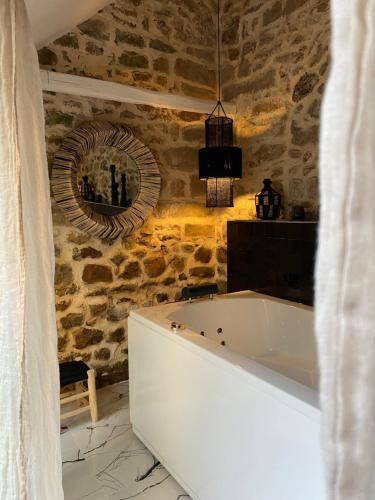 Ванна кімната в La Planque - Chambres avec Jacuzzi