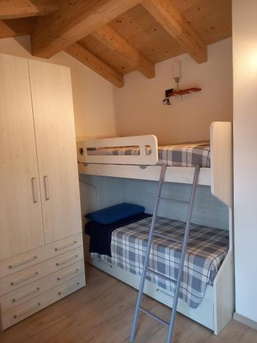 a room with two bunk beds and a cabinet at Casa Al.Ma in Domaso