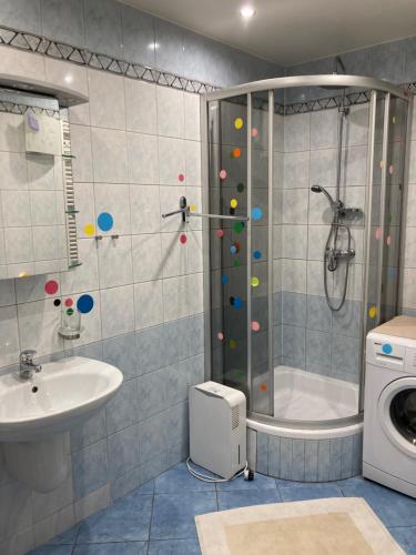 A bathroom at Apartament Swobodna