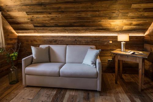 a living room with a couch and a table at steiRerBLiCke - Kellerstöckl Steinreib in Steinreib