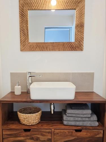 une salle de bain avec un lavabo et un miroir dans l'établissement Cosy en Provence - Piscine chauffée de mai à septembre, à Pernes-les-Fontaines