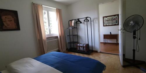 Un dormitorio con una cama azul y una ventana en HELVETIA 2 Zimmer Apartment mit Parkplatz en Zúrich