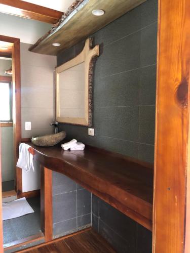 ein Badezimmer mit einer Holztheke und einem Spiegel in der Unterkunft Miraflores Boutique Hotel Adults Only in San Andrés