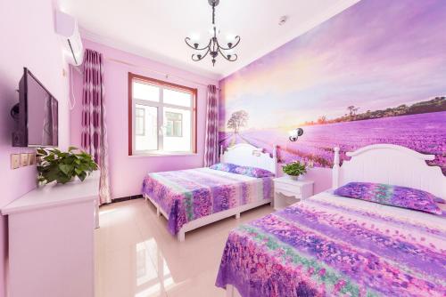 um quarto com 2 camas e uma parede roxa em Beidaihe Haizhilian Holiday Apartment em Qinhuangdao