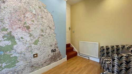 Un mapa grande en la pared de una habitación en Tate House, en Alnwick