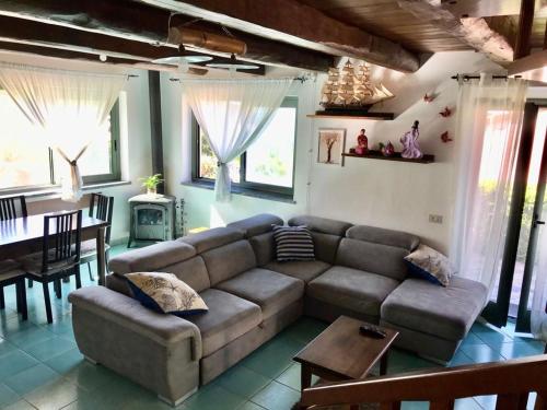 un soggiorno con divano e tavolo di Villa paradiso a Maratea