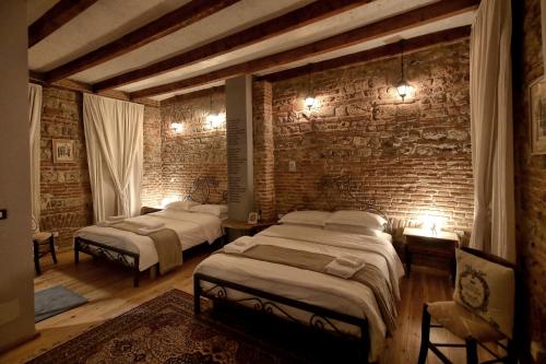 Katil atau katil-katil dalam bilik di Le Petit Secret, Korce, Albania