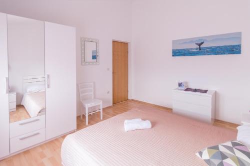 Posteľ alebo postele v izbe v ubytovaní Apartment Nikol with big garden and terrace 350 meters from the sea - by TA Leut agency