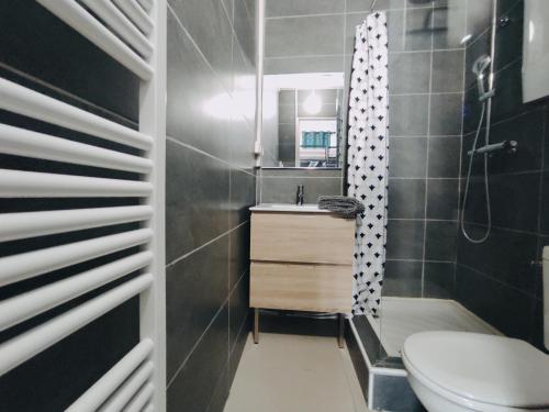 une salle de bain avec toilettes et lavabo dans l'établissement Joli Studio - Promenade des Anglais - Accès plage, à Nice