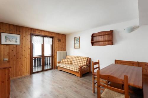 a living room with a couch and a table at Casa Dolomiti in Moena