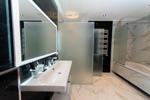 Ванная комната в Downtown Suites Yerevan