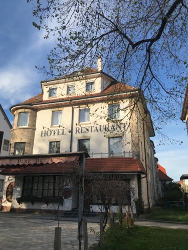 um edifício com um sinal na lateral em Parkhotel em Rottweil