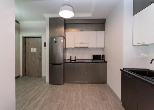 Кухня или мини-кухня в Downtown Suites Yerevan
