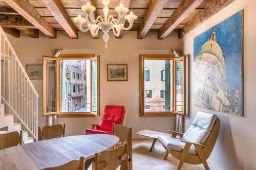 a dining room with a table and chairs at Élite Home stunning venetian apt. Close Accademia in Venice
