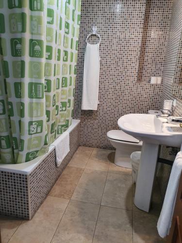A bathroom at Hotel Cogullada