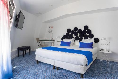 a bedroom with a bed with black balloons on it at Hotel 34B - Astotel in Paris