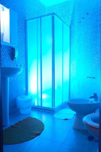 ein Bad mit einer Glasdusche, einem WC und einem Waschbecken in der Unterkunft Bed & Breakfast Il Golfo in Neapel