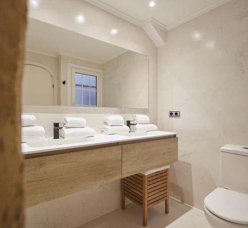 uma casa de banho com um lavatório e um espelho em Always Easy I Ondarreta em San Sebastián