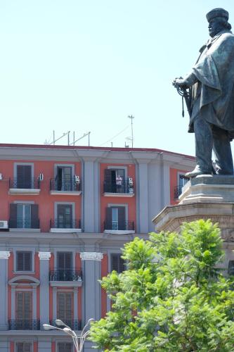 a statue of a man standing in front of a building at Bed & Breakfast Il Golfo in Naples