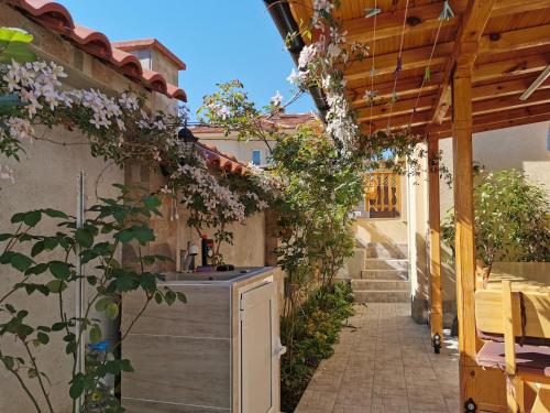 una cocina al aire libre en un jardín con pérgola en Rose valley guest house, en Kazanlak