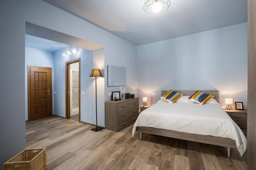 Schlafzimmer mit blauen Wänden, einem Bett und einem Spiegel in der Unterkunft Bed & Basta in Allerona