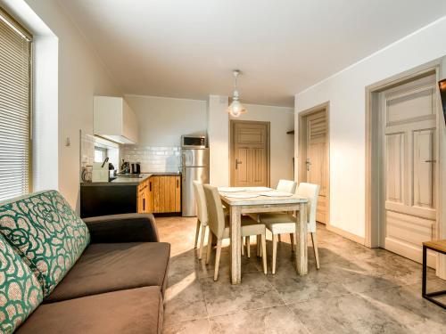 Kuchyň nebo kuchyňský kout v ubytování Mazursko - komfortowe apartamenty nad jeziorem, sauna, kominki na parterze